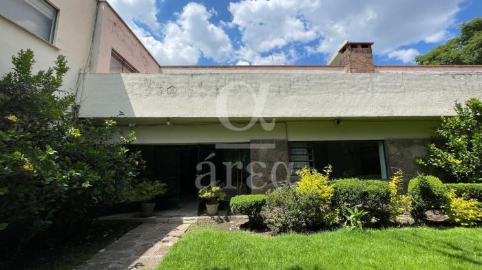 Terreno Plano en Esquina en Lomas de Chapultepec en Venta