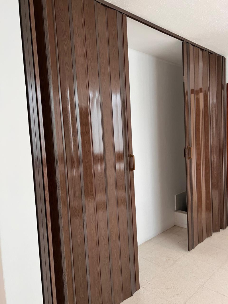 Casa Con Gran Jardín Y Espacios Amplios,  Ideal Para Oficina O Notaría En Los Pinos, Zapopan. 