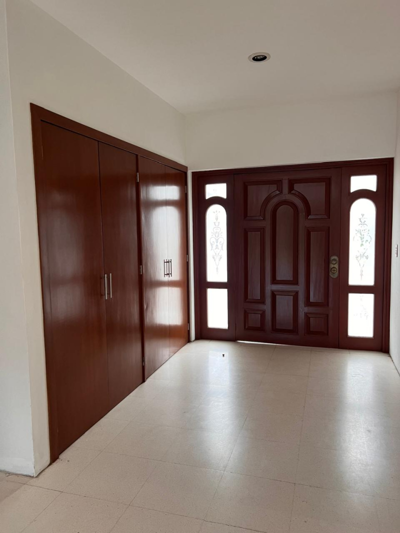 Casa Con Gran Jardín Y Espacios Amplios,  Ideal Para Oficina O Notaría En Los Pinos, Zapopan. 