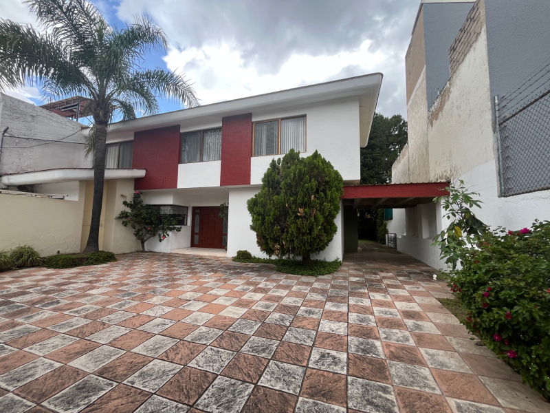 Casa En Venta Cerca De Av. México En Zapopan, Ideal Para Vivir U Oficina
