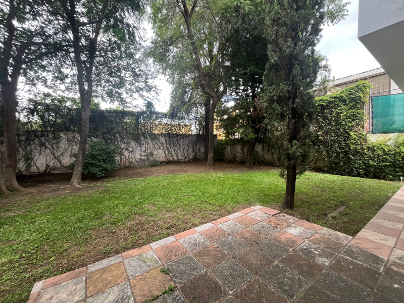 Casa En Venta Cerca De Av. México En Zapopan, Ideal Para Vivir U Oficina