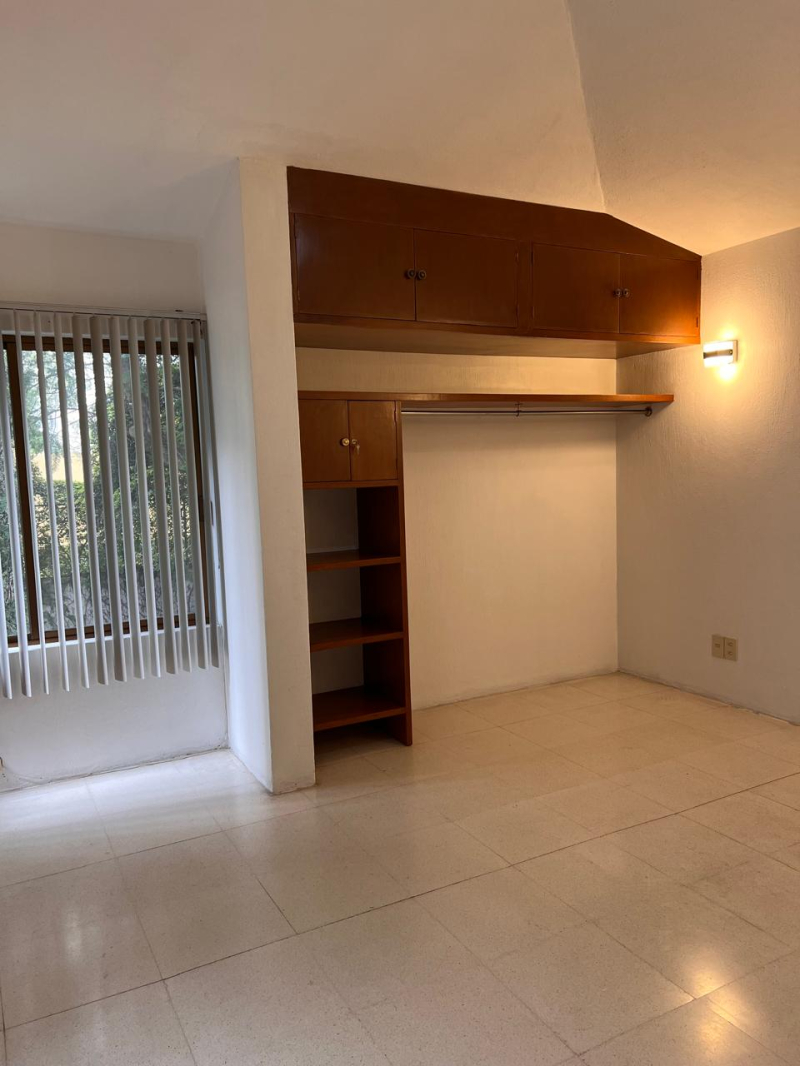 Casa Con Gran Jardín Y Espacios Amplios,  Ideal Para Oficina O Notaría En Los Pinos, Zapopan. 