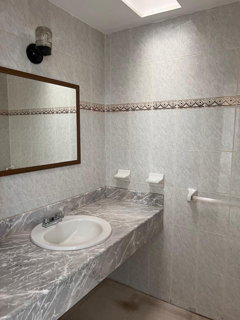 Casa Con Gran Jardín Y Espacios Amplios,  Ideal Para Oficina O Notaría En Los Pinos, Zapopan. 