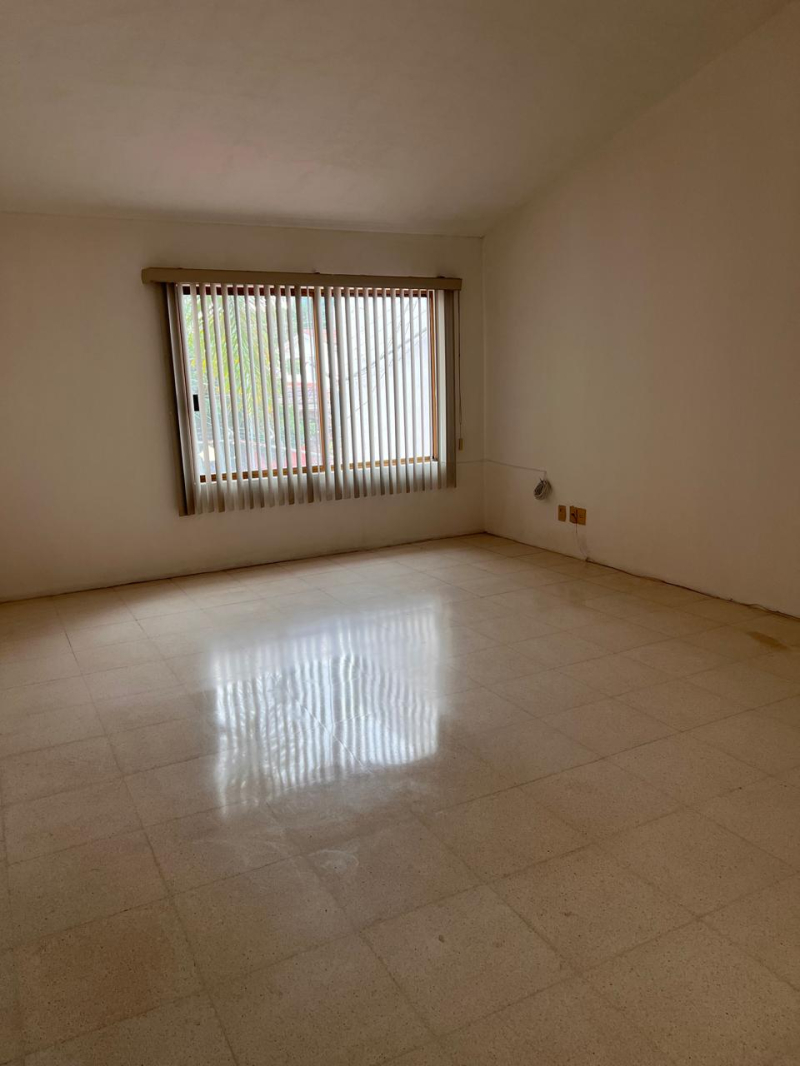Casa Con Gran Jardín Y Espacios Amplios,  Ideal Para Oficina O Notaría En Los Pinos, Zapopan. 