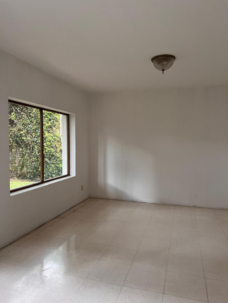 Casa Con Gran Jardín Y Espacios Amplios,  Ideal Para Oficina O Notaría En Los Pinos, Zapopan. 
