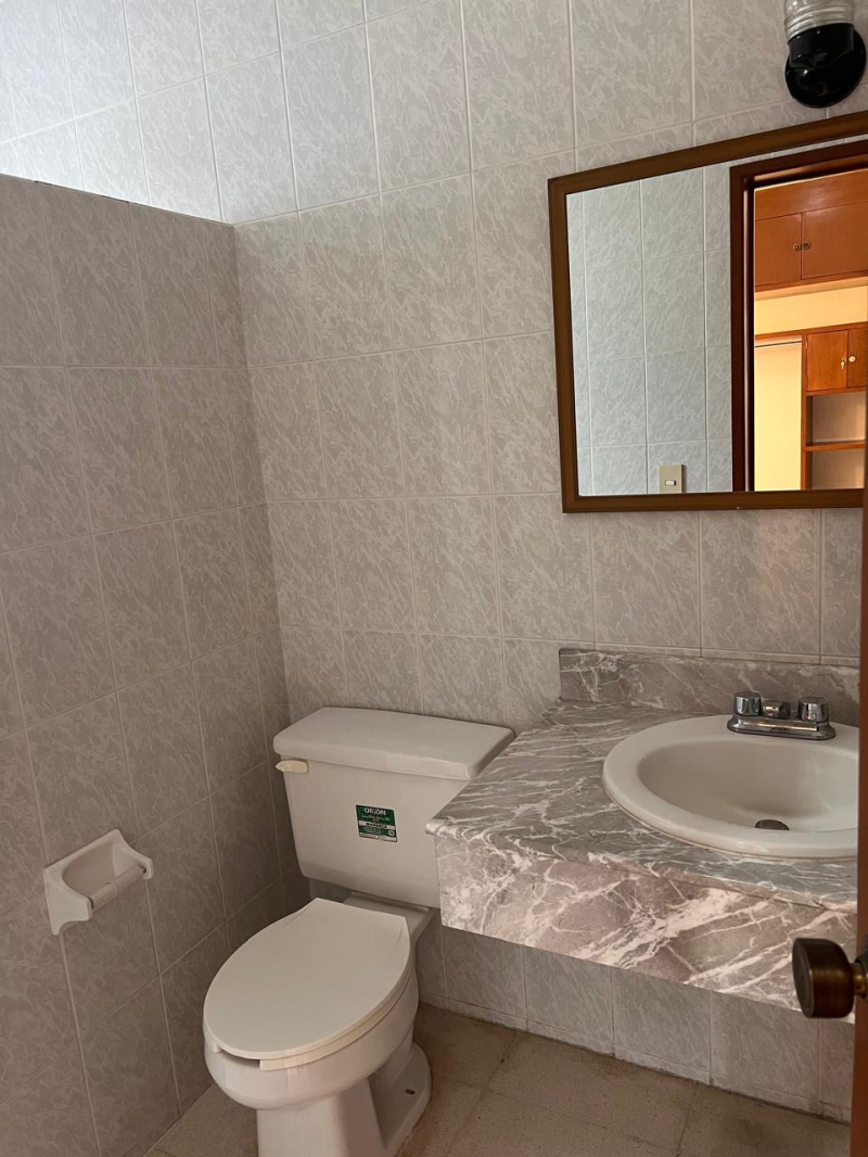 Casa Con Gran Jardín Y Espacios Amplios,  Ideal Para Oficina O Notaría En Los Pinos, Zapopan. 
