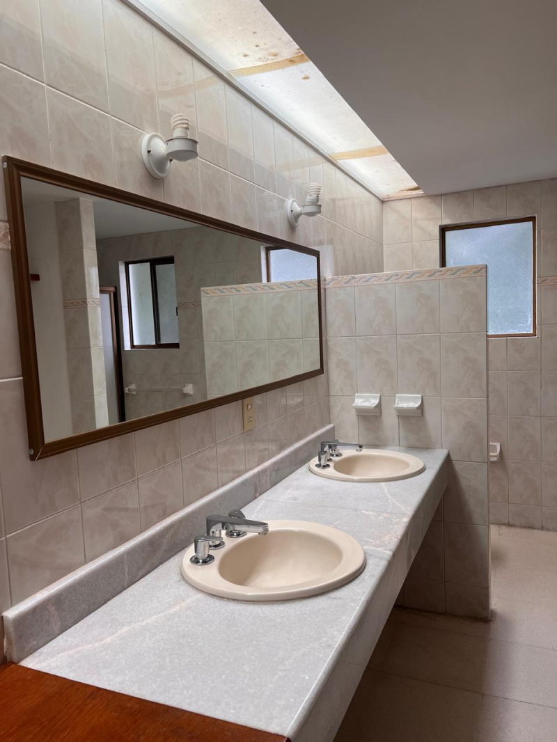 Casa Con Gran Jardín Y Espacios Amplios,  Ideal Para Oficina O Notaría En Los Pinos, Zapopan. 