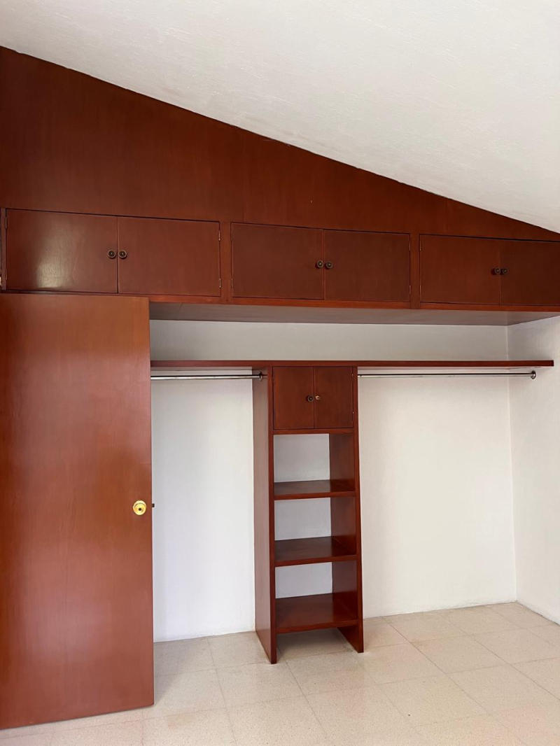 Casa Con Gran Jardín Y Espacios Amplios,  Ideal Para Oficina O Notaría En Los Pinos, Zapopan. 
