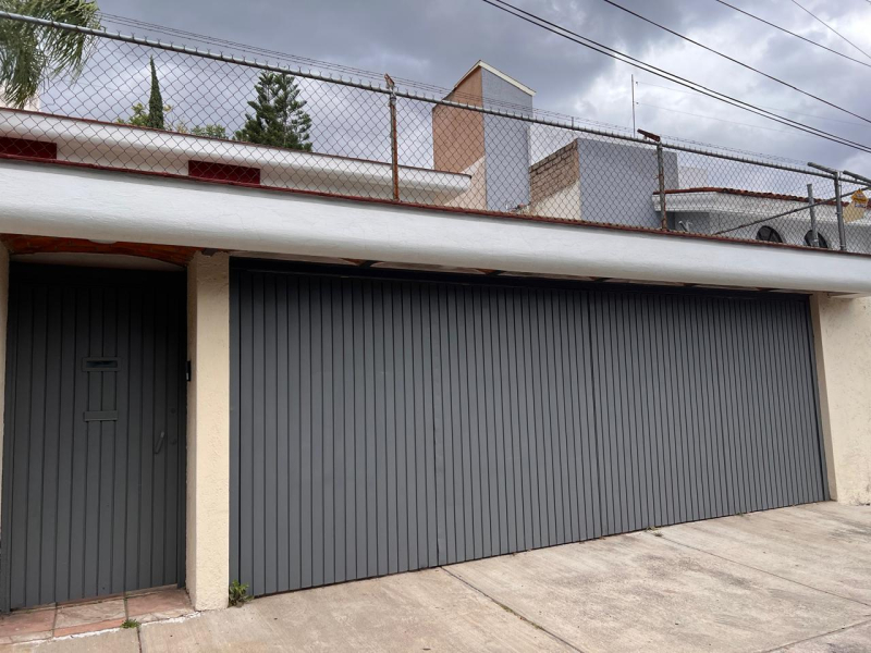 Casa con Gran JardÃ­n y Espacios Amplios,  Ideal para Oficina o NotarÃ­a en Los Pinos, Zapopan. 