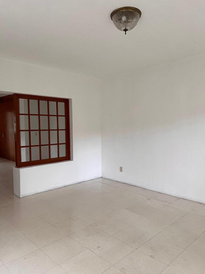 Casa Con Gran Jardín Y Espacios Amplios,  Ideal Para Oficina O Notaría En Los Pinos, Zapopan. 