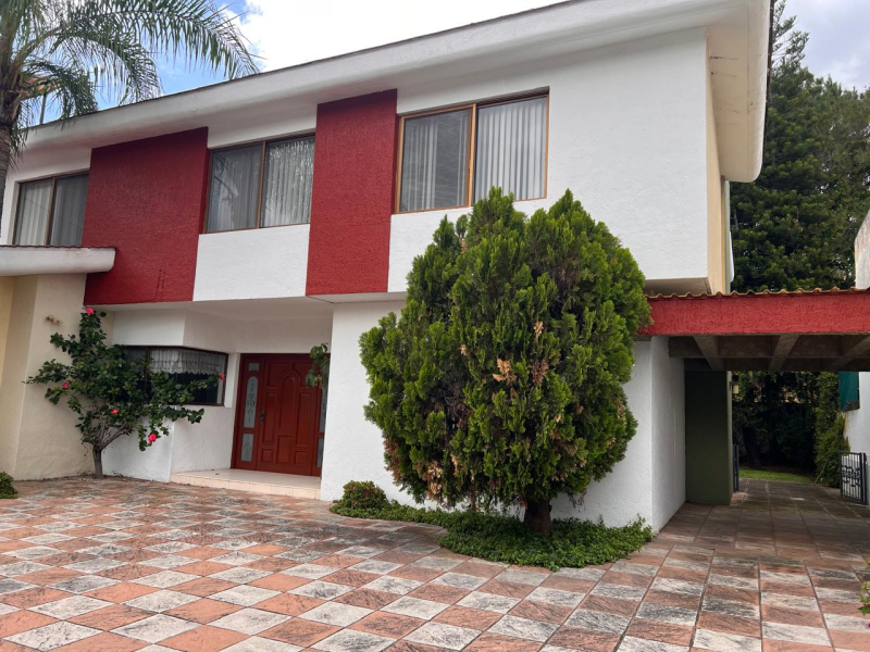 Casa Con Gran Jardín Y Espacios Amplios,  Ideal Para Oficina O Notaría En Los Pinos, Zapopan. 