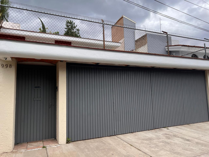 Casa Con Gran Jardín Y Espacios Amplios,  Ideal Para Oficina O Notaría En Los Pinos, Zapopan. 