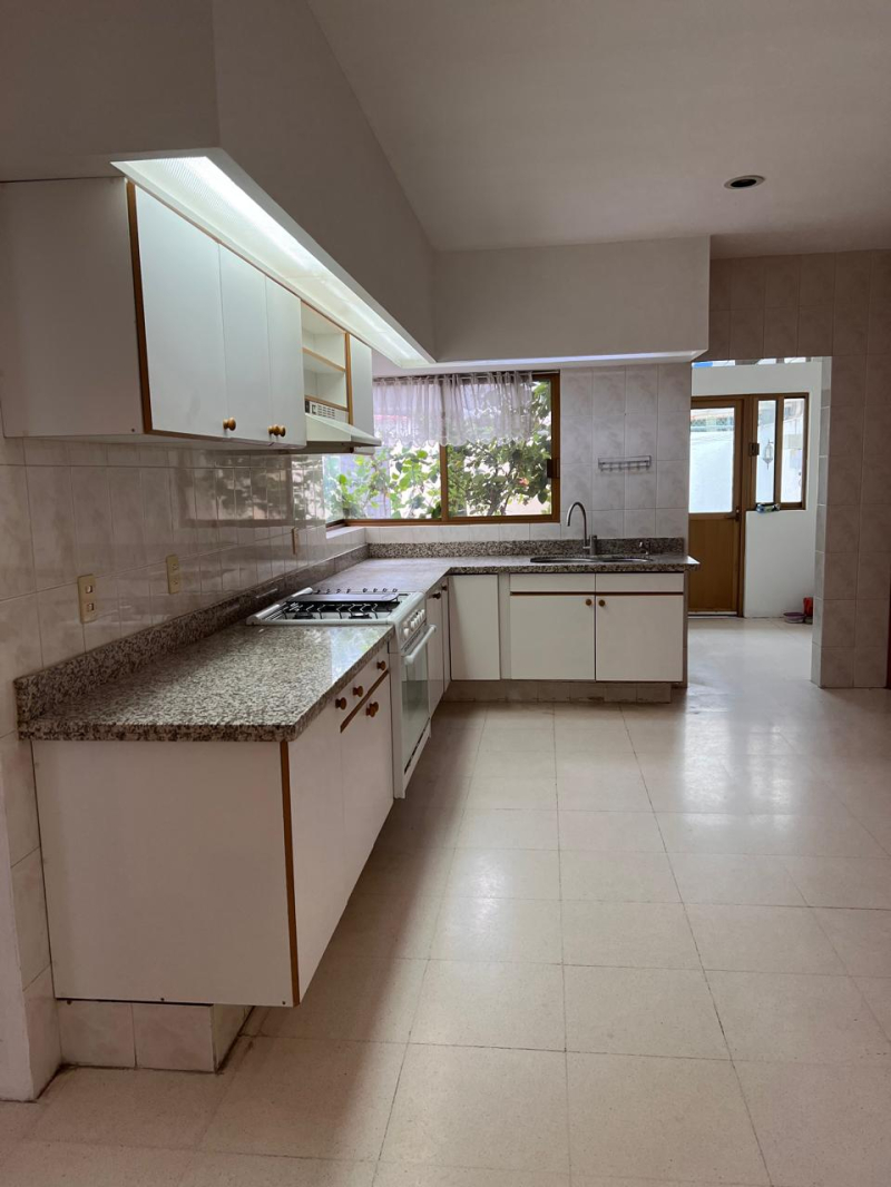 Casa Con Gran Jardín Y Espacios Amplios,  Ideal Para Oficina O Notaría En Los Pinos, Zapopan. 