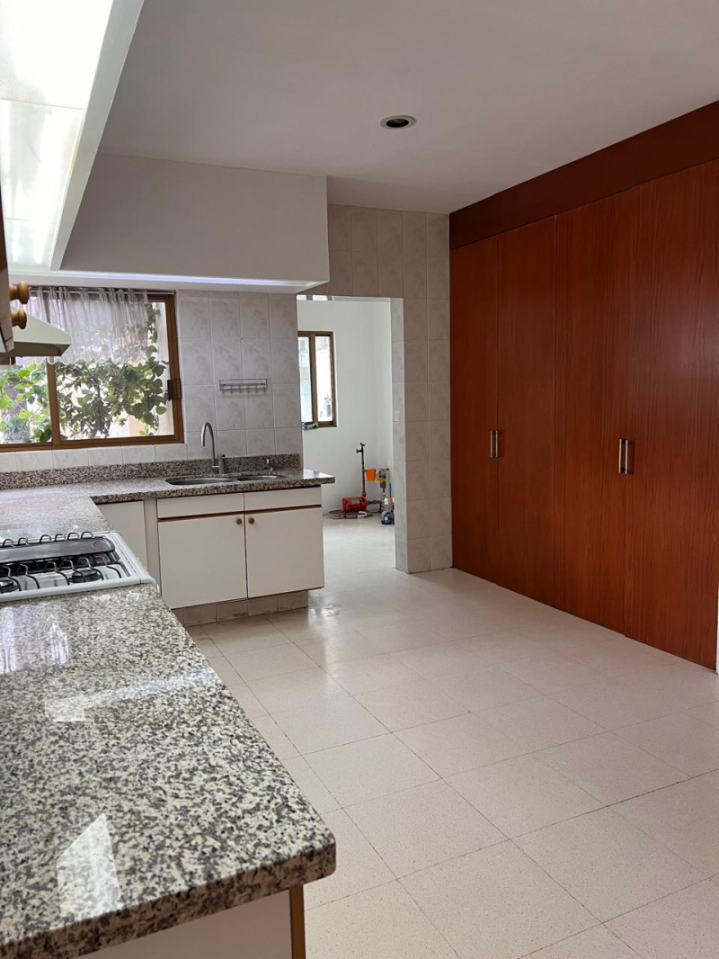 Casa Con Gran Jardín Y Espacios Amplios,  Ideal Para Oficina O Notaría En Los Pinos, Zapopan. 