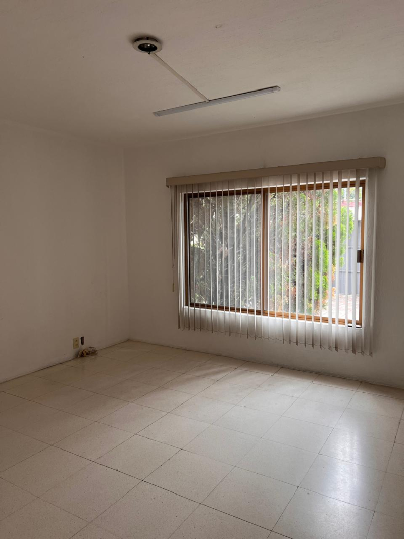 Casa Con Gran Jardín Y Espacios Amplios,  Ideal Para Oficina O Notaría En Los Pinos, Zapopan. 