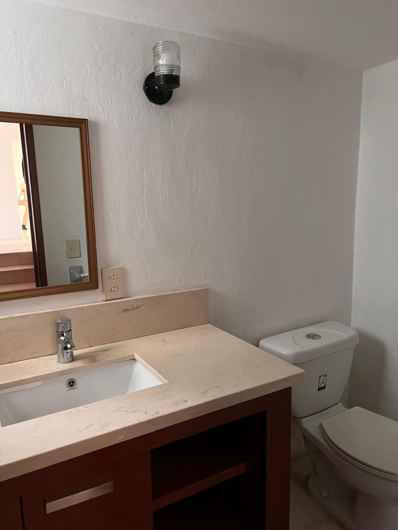 Casa Con Gran Jardín Y Espacios Amplios,  Ideal Para Oficina O Notaría En Los Pinos, Zapopan. 