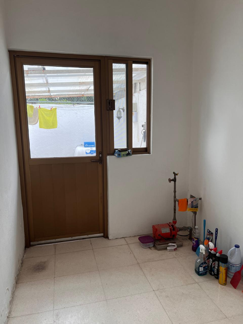 Casa Con Gran Jardín Y Espacios Amplios,  Ideal Para Oficina O Notaría En Los Pinos, Zapopan. 