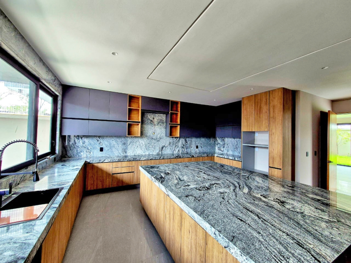 Magnífica Casa En Venta A Estrenar En Bosques De Las Lomas, Calle Cerrada
