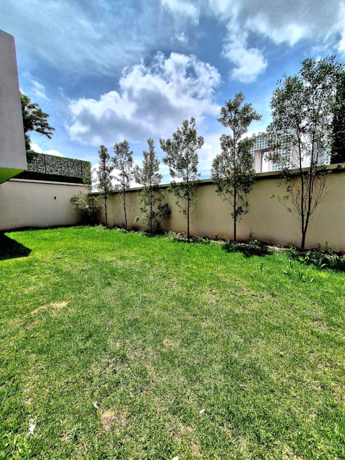 Magnífica Casa En Venta A Estrenar En Bosques De Las Lomas, Calle Cerrada