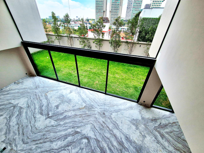 Magnífica Casa En Venta A Estrenar En Bosques De Las Lomas, Calle Cerrada