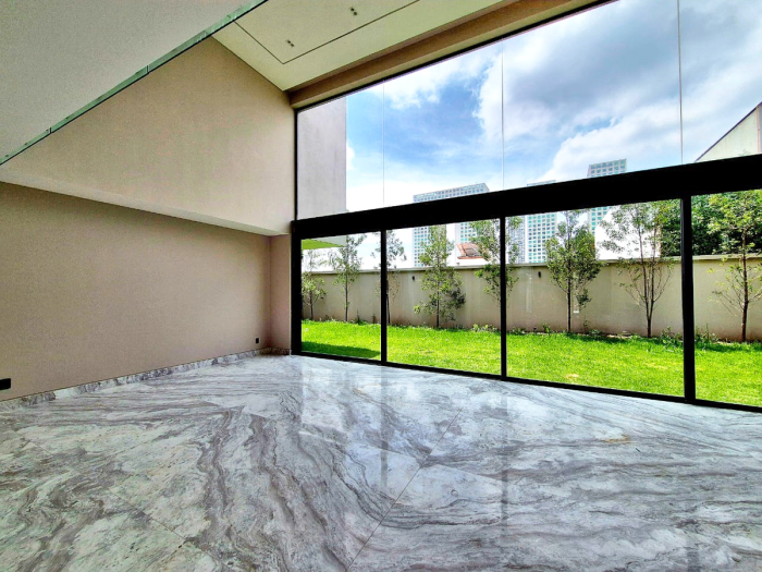 Magnífica Casa En Venta A Estrenar En Bosques De Las Lomas, Calle Cerrada