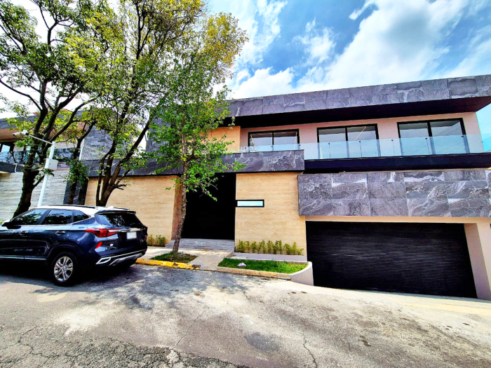 Magnífica Casa En Venta A Estrenar En Bosques De Las Lomas, Calle Cerrada