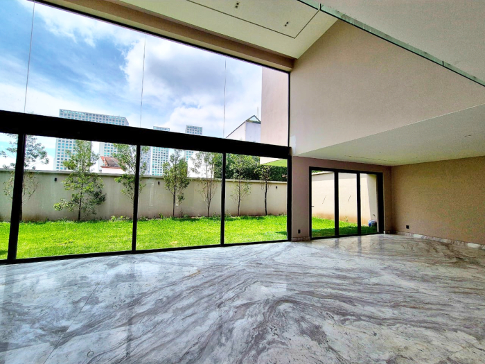 Magnífica Casa En Venta A Estrenar En Bosques De Las Lomas, Calle Cerrada