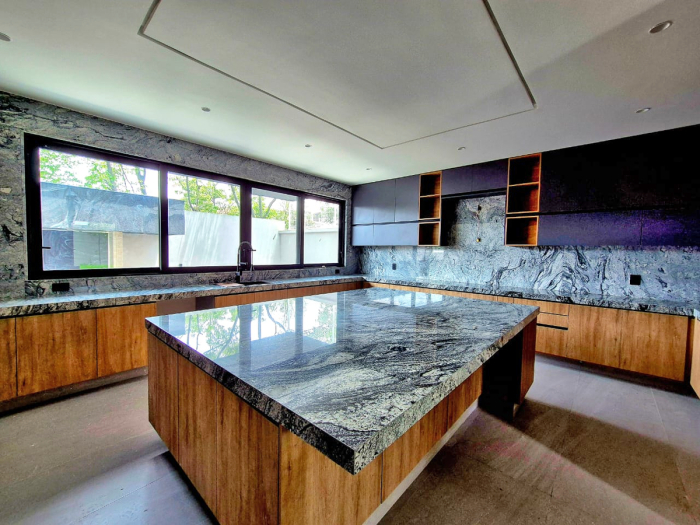 Magnífica Casa En Venta A Estrenar En Bosques De Las Lomas, Calle Cerrada