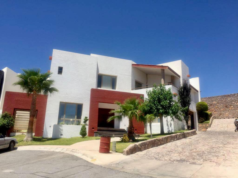 Casa en Venta en la Ciudad de Chuhuahua, con seguridad, doble altura y  terrazas