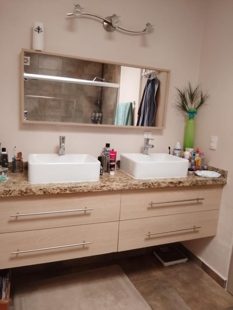 CASA REMODELADA CON TERRAZA EN VENTA BOSQUE REAL