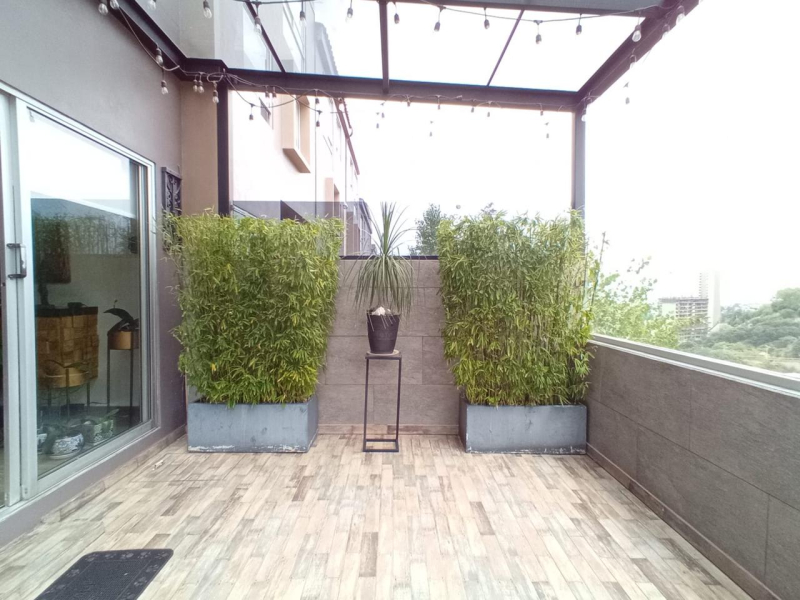 CASA REMODELADA CON TERRAZA EN VENTA BOSQUE REAL