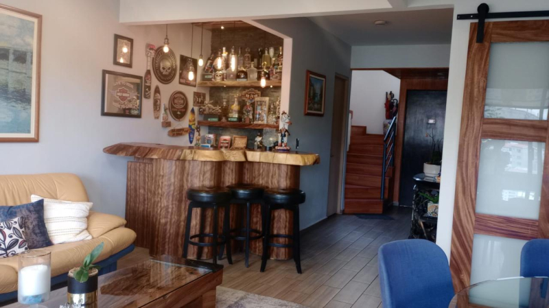 CASA REMODELADA CON TERRAZA EN VENTA BOSQUE REAL