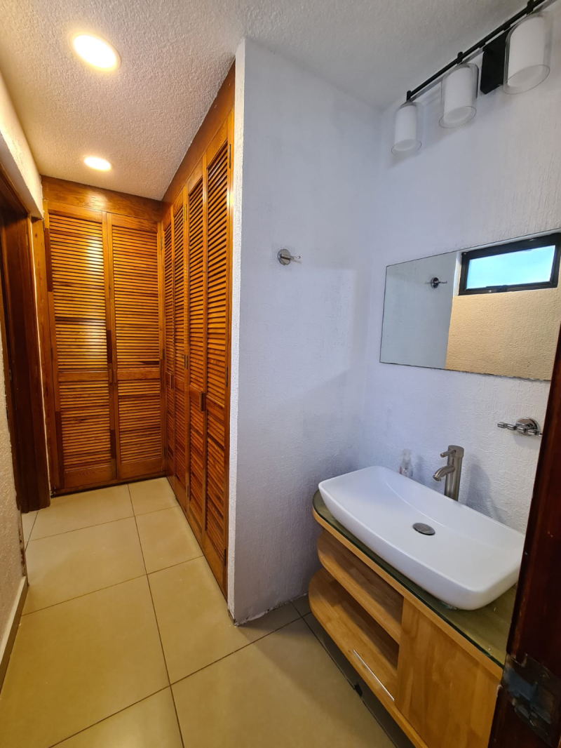 SE VENDE CASA EN CIRCUITO NOVELISTAS CIUDAD SATELITE.