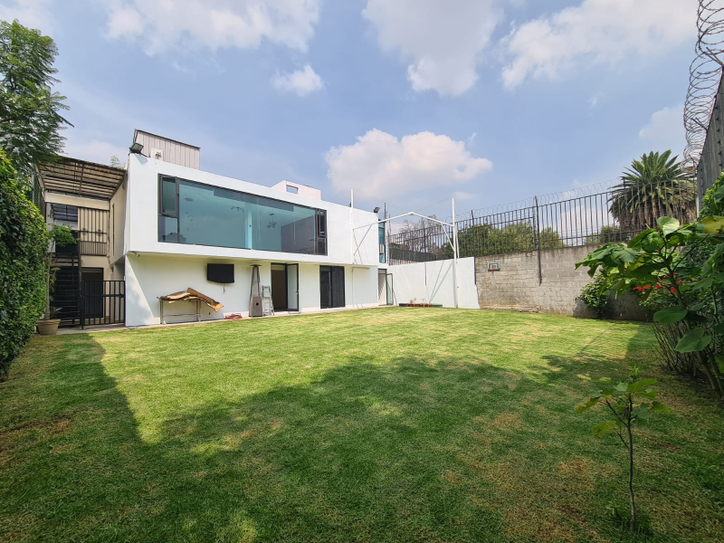 SE VENDE CASA EN CIRCUITO NOVELISTAS CIUDAD SATELITE.