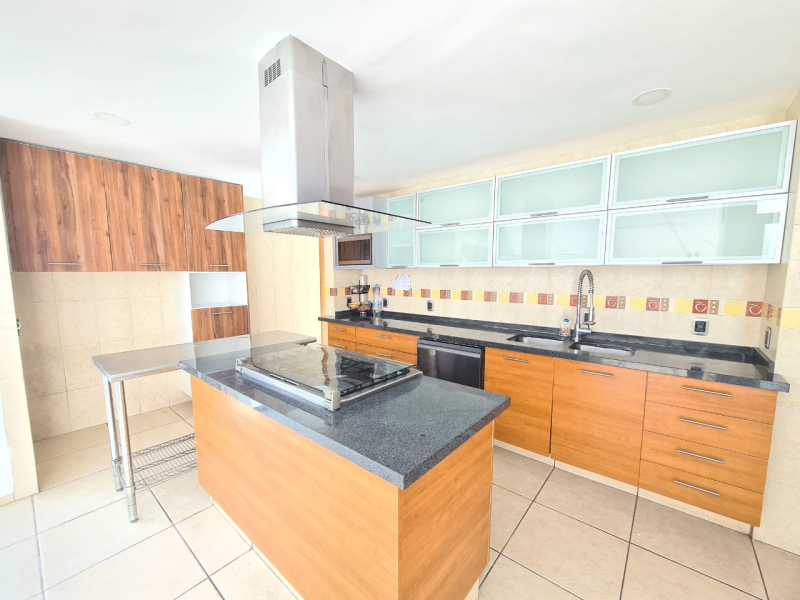 SE VENDE CASA EN CIRCUITO NOVELISTAS CIUDAD SATELITE.