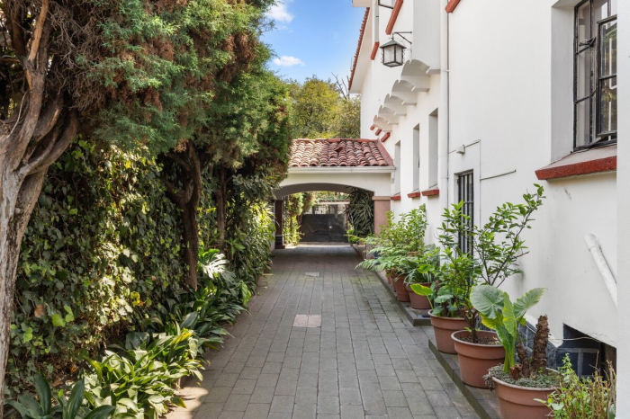 Casa En Renta Con Uso De Suelo En Lomas De Virreyes.