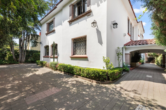 Casa En Renta Con Uso De Suelo En Lomas De Virreyes.