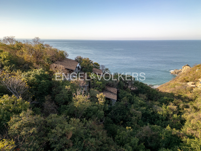 VENTA CASA CUACHALALA, MAZUNTE, OAXACA.