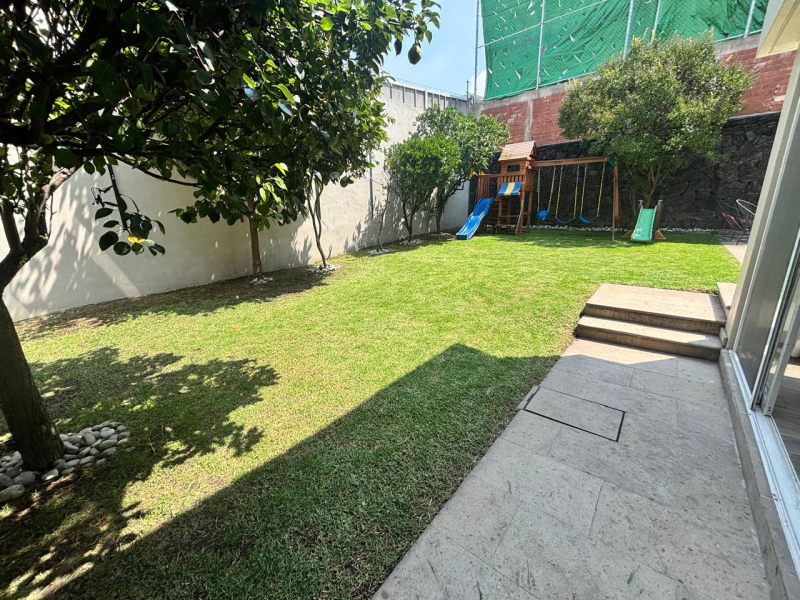 Casa En Renta Lomas De Tecamachalco En Calle Cerrada.