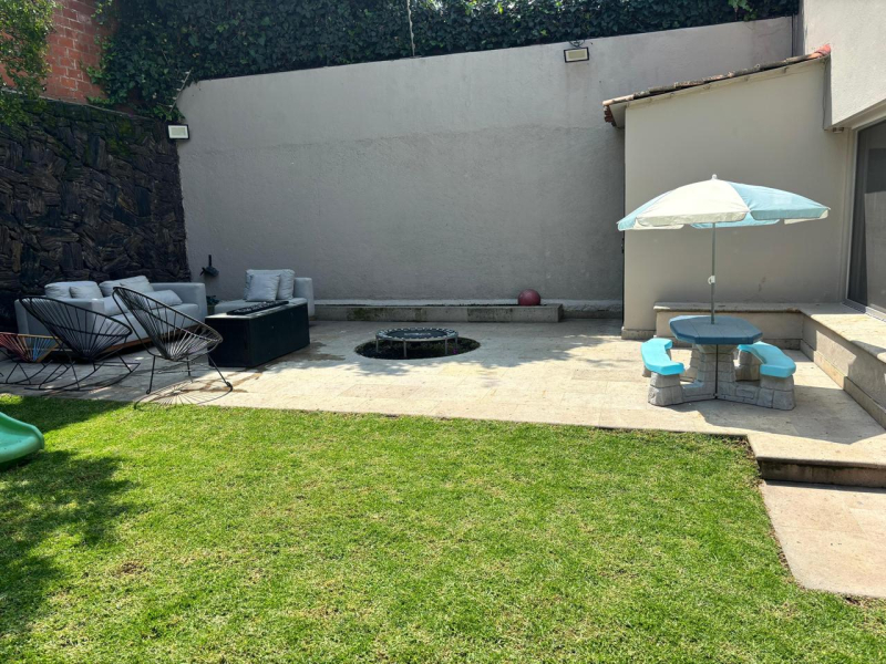 Casa En Renta Lomas De Tecamachalco En Calle Cerrada.