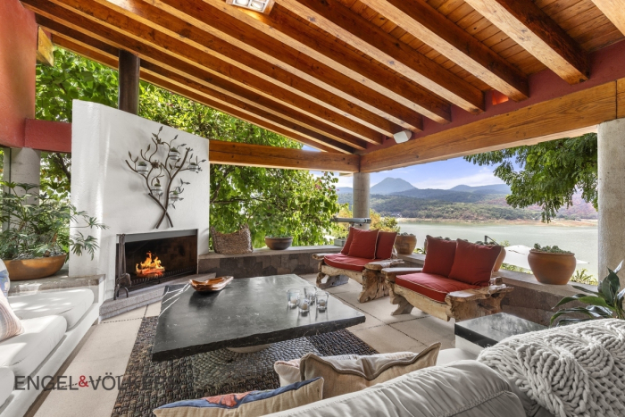 Casa en Venta en Valle de Bravo con Vista Al Lago 