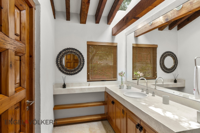 Casa En Venta En Valle De Bravo Con Vista Al Lago 