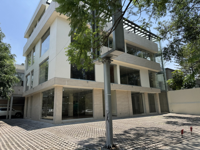 Renta excelente edificio en Masaryk