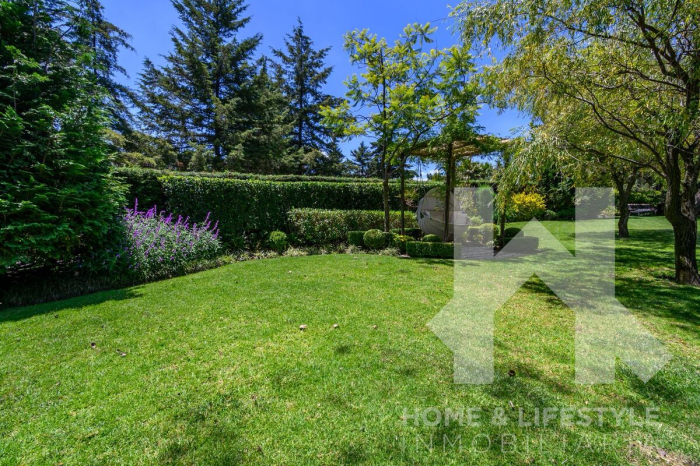 venta casa y terreno con amplio jardín en hacienda de valle escondido