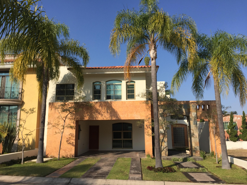 Casa en Renta – Coto Valencia, Puerta de Hierro, Zapopan