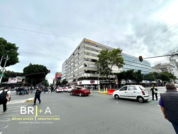 Edificio comercial con locales y oficinas en venta en Col. Centro