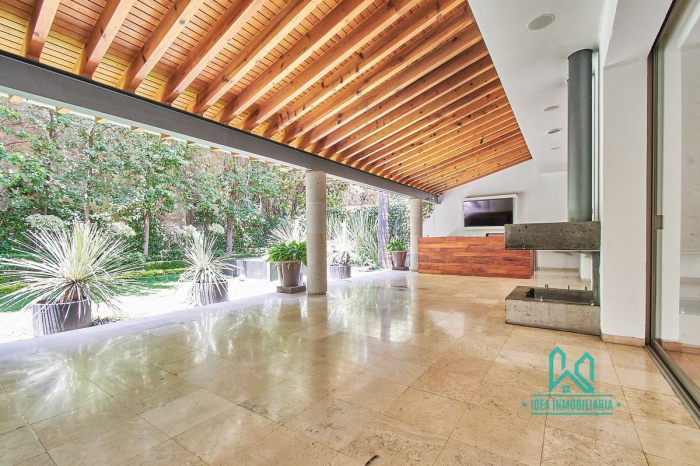 Casa En Venta En La Herradura Con Elevador