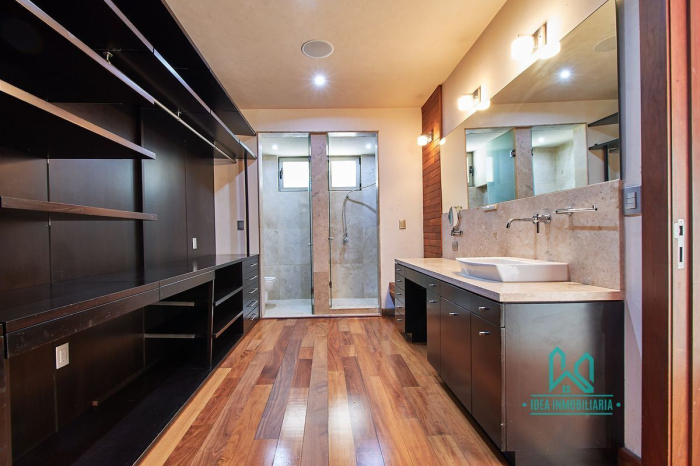 Casa En Venta En La Herradura Con Elevador