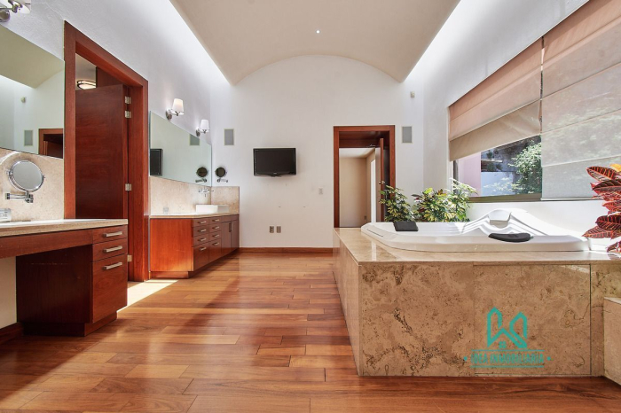 Casa En Venta En La Herradura Con Elevador