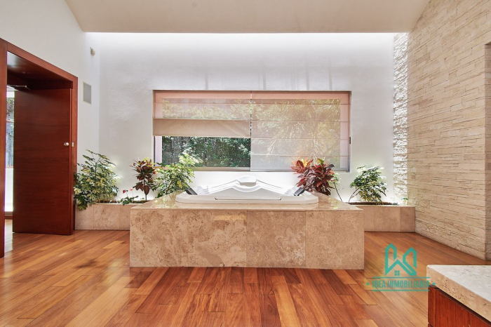 Casa En Venta En La Herradura Con Elevador